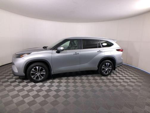 Celestial Silver Metallic 2023 Toyota Highlander Hybrid XLE