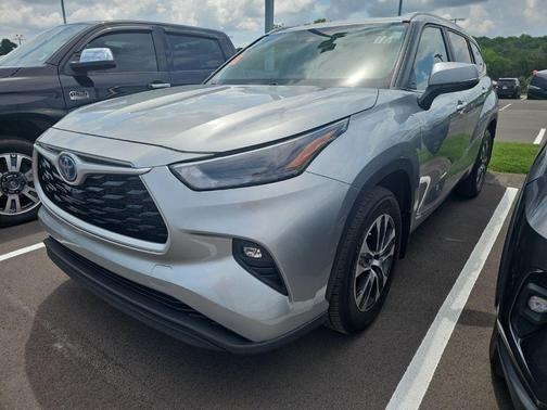 Celestial Silver Metallic 2023 Toyota Highlander Hybrid XLE