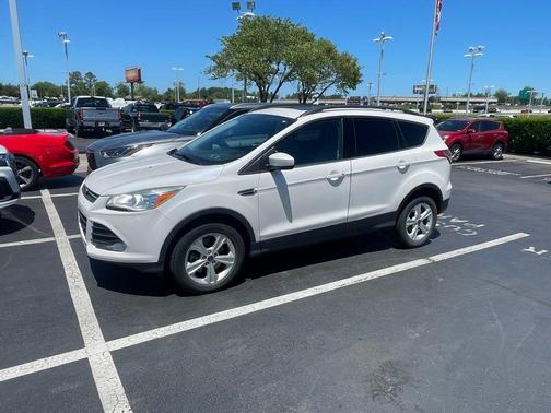 White Platinum 2014 Ford Escape SE
