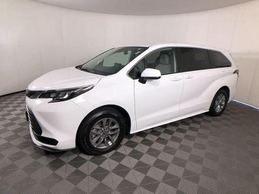 Ice 2026 Toyota Sienna LE