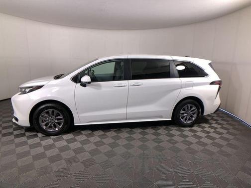 Ice 2026 Toyota Sienna LE