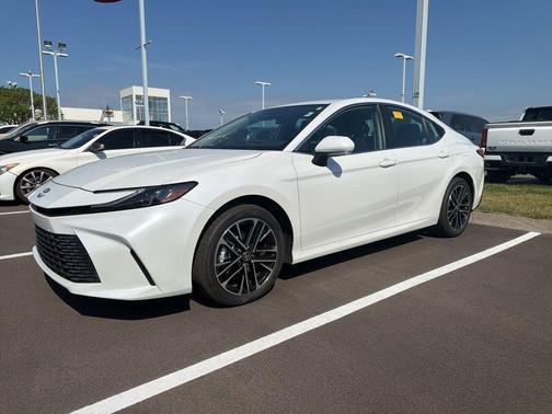 Pearl 2025 Toyota Camry XLE