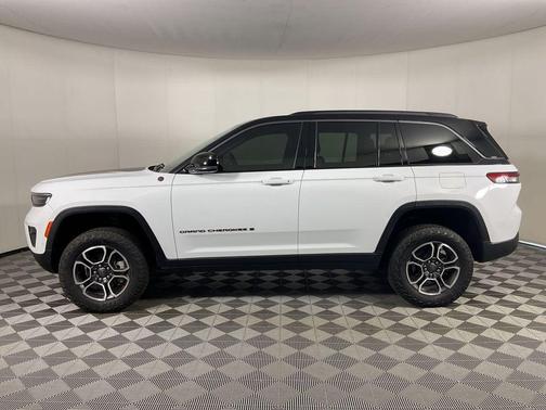 Bright White Clearcoat 2022 Jeep Grand Cherokee Trailhawk