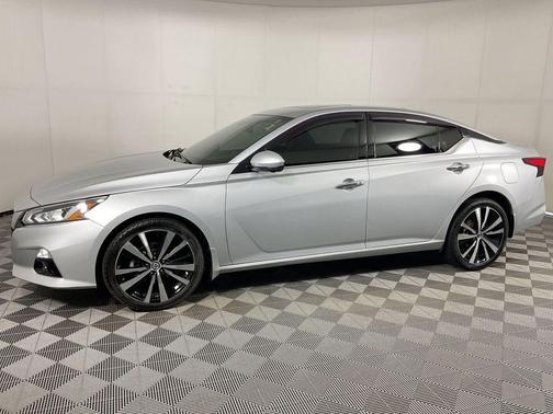 Brilliant Silver Metallic 2021 Nissan Altima 2.5 Platinum