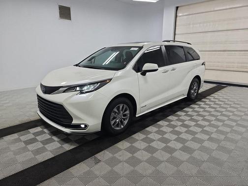 2021 Toyota Sienna XLE