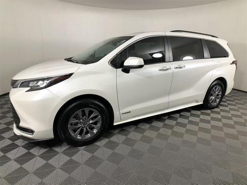 2021 Toyota Sienna XLE