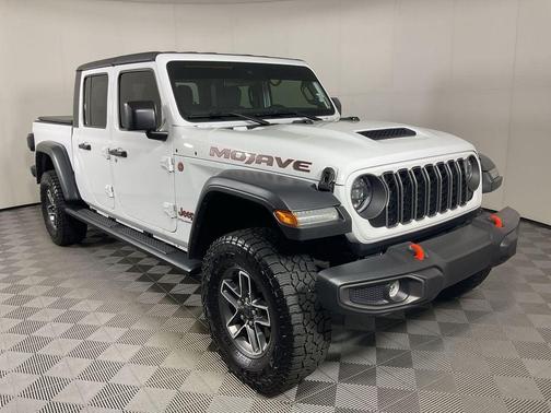 Bright White Clearcoat 2024 Jeep Gladiator Mojave