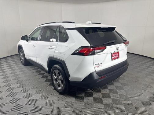 Ice 2023 Toyota RAV4 XLE