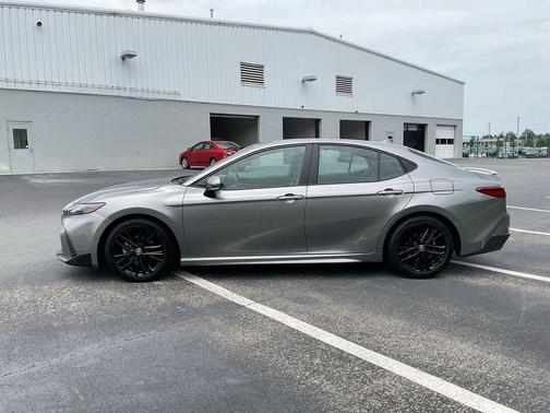 Metal 2025 Toyota Camry SE
