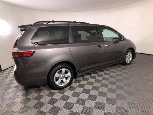 2019 Toyota Sienna LE