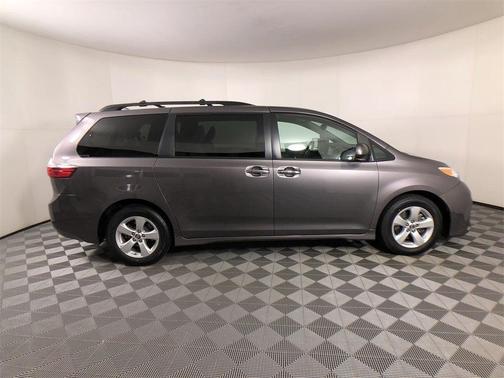 2019 Toyota Sienna LE