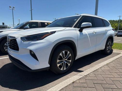 Pearl 2022 Toyota Highlander XLE