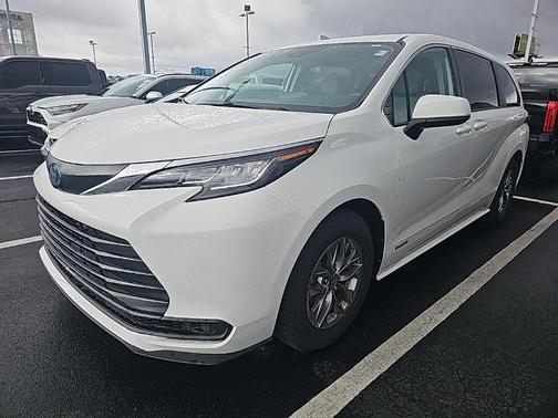2021 Toyota Sienna LE