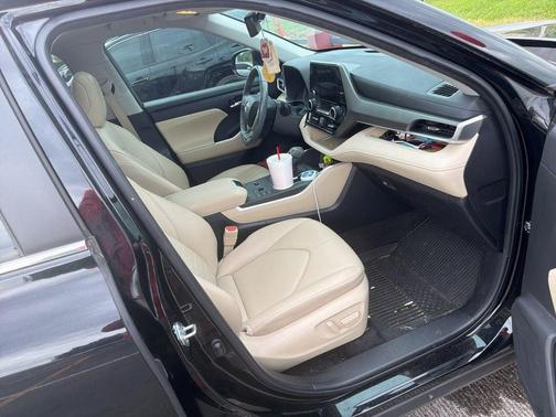 Midnight Black Metallic 2023 Toyota Highlander XLE