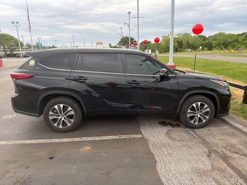 Midnight Black Metallic 2023 Toyota Highlander XLE