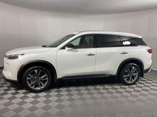 Majestic White 2025 INFINITI QX60 Luxe