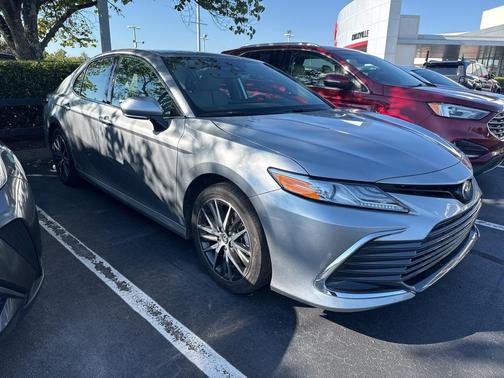 2022 Toyota Camry Hybrid XLE