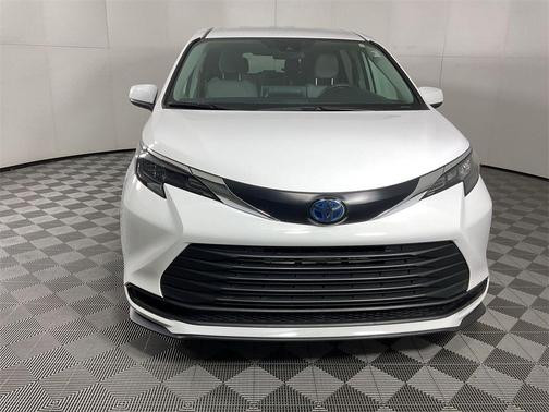 2024 Toyota Sienna LE