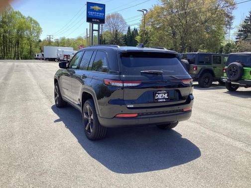 2025 Jeep Grand Cherokee Laredo