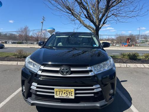Midnight Black Metallic 2019 Toyota Highlander XLE