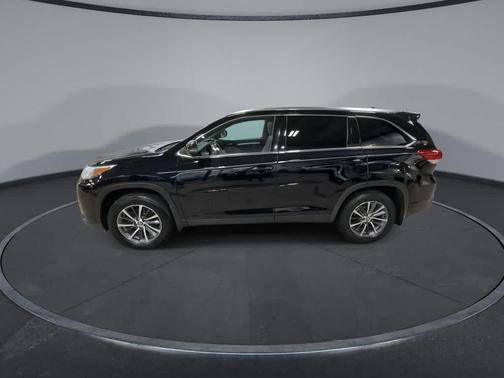 Midnight Black Metallic 2019 Toyota Highlander XLE