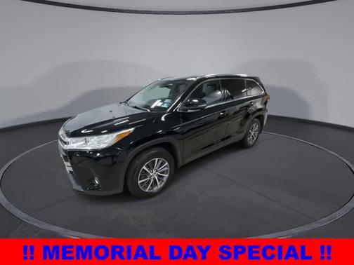 Midnight Black Metallic 2019 Toyota Highlander XLE