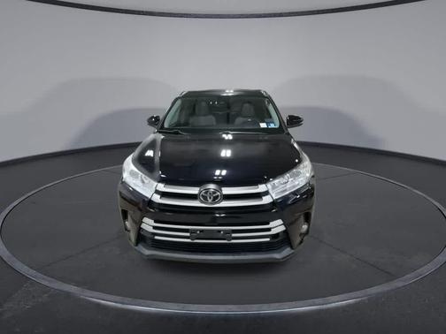 Midnight Black Metallic 2019 Toyota Highlander XLE