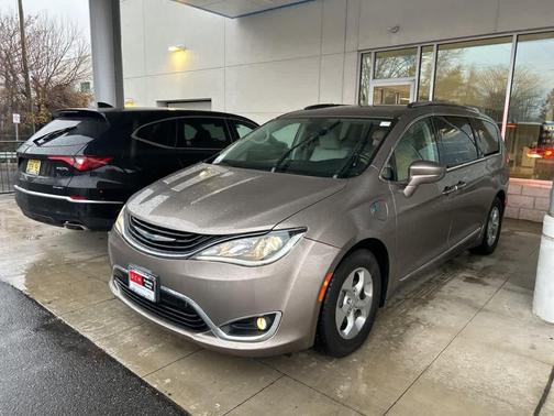 2018 Chrysler Pacifica Hybrid Touring L