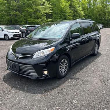 Midnight Black Metallic 2020 Toyota Sienna XLE