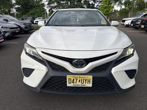 Super White 2018 Toyota Camry SE