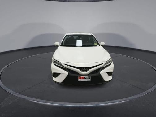 Super White 2018 Toyota Camry SE