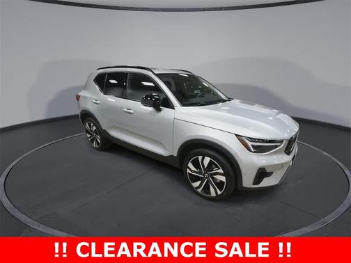 2023 Volvo XC40 B5 Ultimate Dark Theme