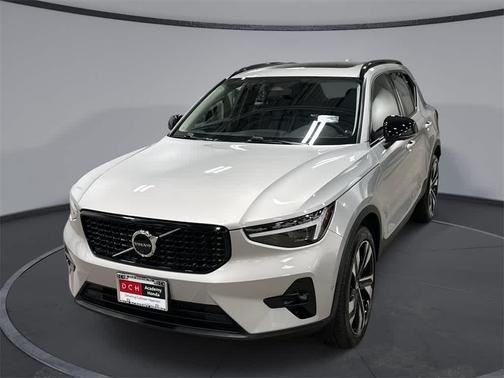 2023 Volvo XC40 B5 Ultimate Dark Theme
