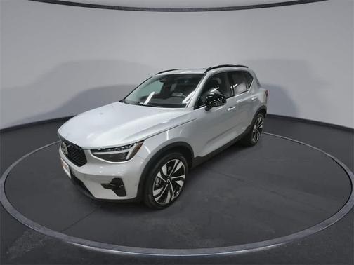 2023 Volvo XC40 B5 Ultimate Dark Theme