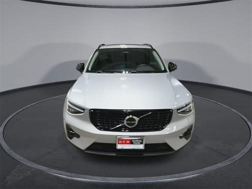 2023 Volvo XC40 B5 Ultimate Dark Theme