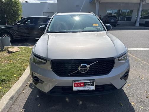 2023 Volvo XC40 B5 Ultimate Dark Theme