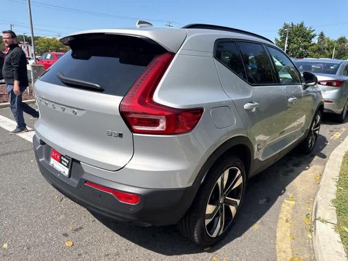 2023 Volvo XC40 B5 Ultimate Dark Theme
