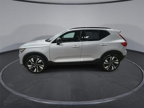 2023 Volvo XC40 B5 Ultimate Dark Theme