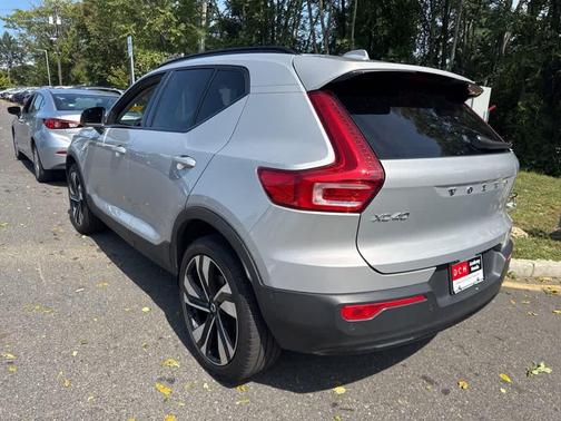 2023 Volvo XC40 B5 Ultimate Dark Theme