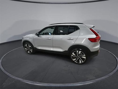 2023 Volvo XC40 B5 Ultimate Dark Theme