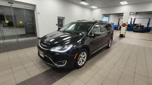 Brilliant Black Crystal Pearlcoat 2017 Chrysler Pacifica Limited