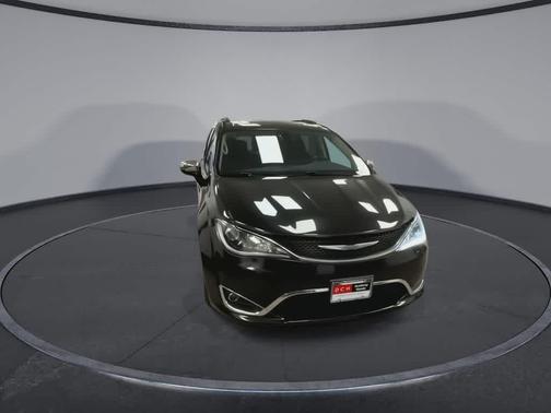 Brilliant Black Crystal Pearlcoat 2017 Chrysler Pacifica Limited