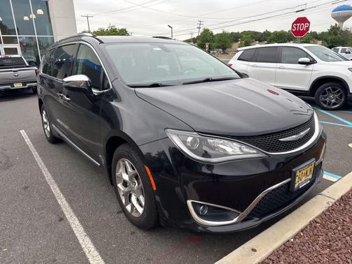 Brilliant Black Crystal Pearlcoat 2017 Chrysler Pacifica Limited