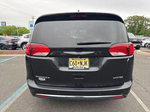Brilliant Black Crystal Pearlcoat 2017 Chrysler Pacifica Limited