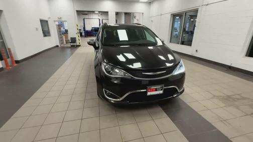 Brilliant Black Crystal Pearlcoat 2017 Chrysler Pacifica Limited