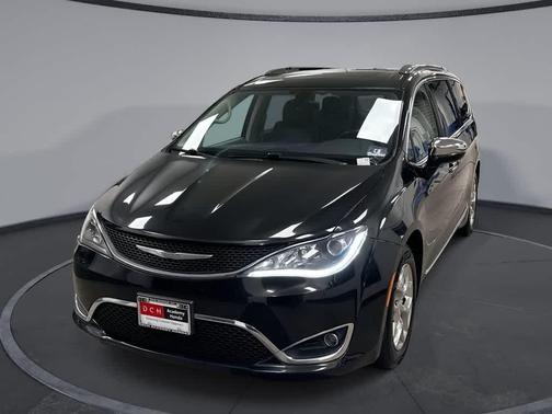 Brilliant Black Crystal Pearlcoat 2017 Chrysler Pacifica Limited