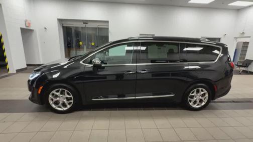 Brilliant Black Crystal Pearlcoat 2017 Chrysler Pacifica Limited