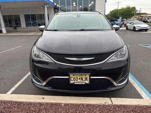 Brilliant Black Crystal Pearlcoat 2017 Chrysler Pacifica Limited