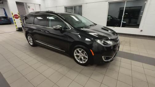 Brilliant Black Crystal Pearlcoat 2017 Chrysler Pacifica Limited