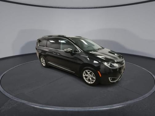 Brilliant Black Crystal Pearlcoat 2017 Chrysler Pacifica Limited